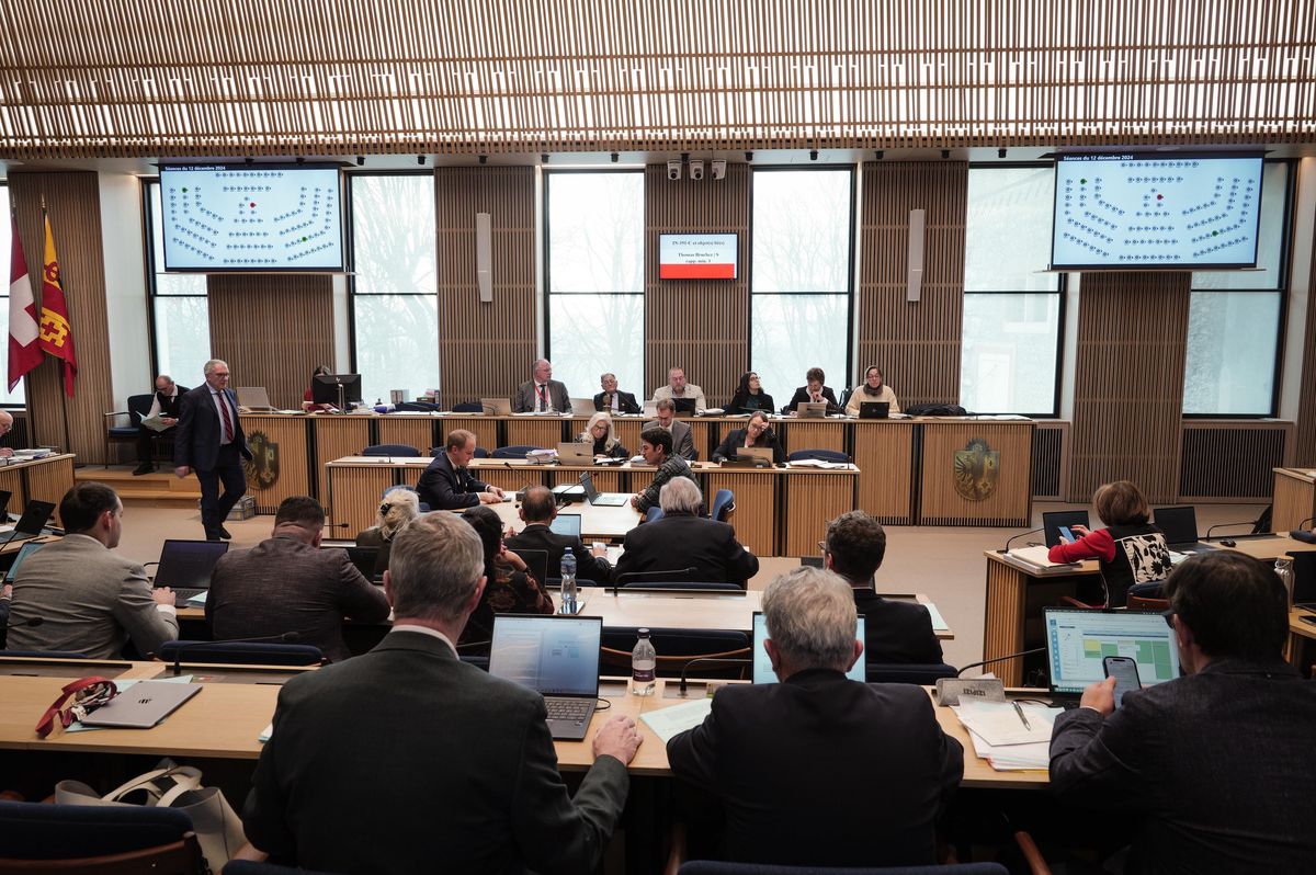 Session du Grand Conseil à Genève traitant le Budget 2025, avec des membres présents dans une salle de réunion moderne.