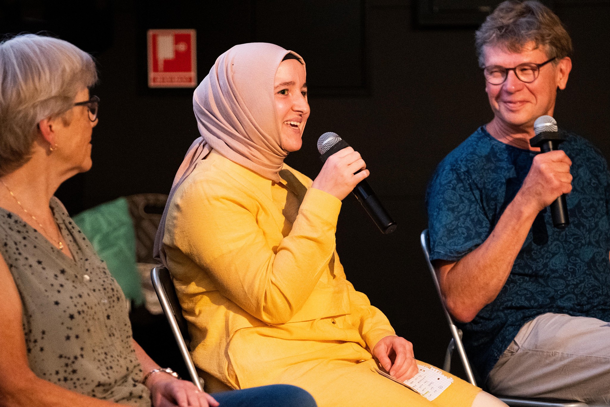 Merve Cildag (Mitte) im Gespräch mit Markus Egli, EVP-Kantonsrätin Barbara Günthard Fitze und anderen. «Die ersten Jahre in der Schweiz waren hart», sagt sie.
