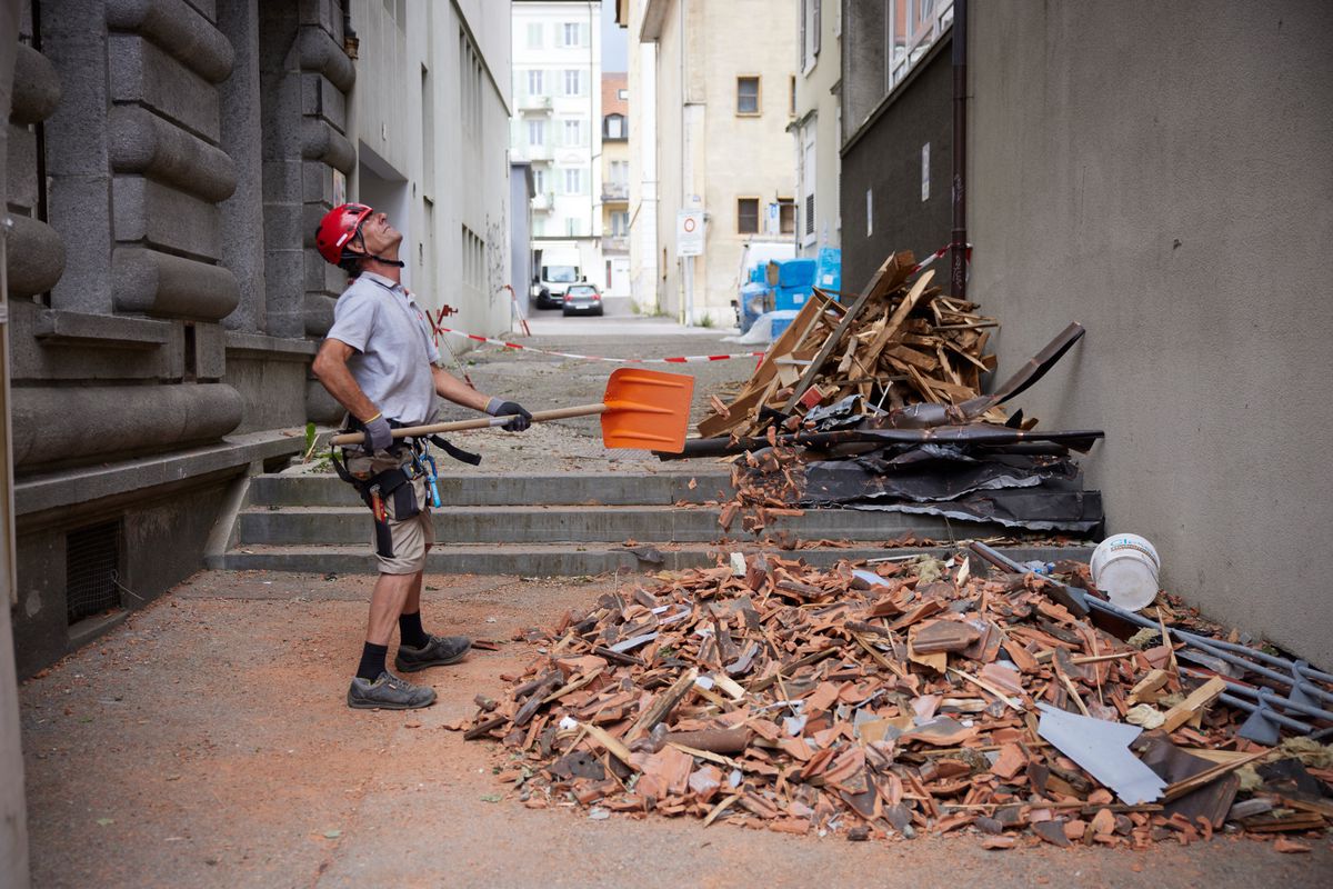 Michel Bissel fait partie des nombreux ouvriers affairés à déblayer le centre-ville de La Chaux-de-Fonds.