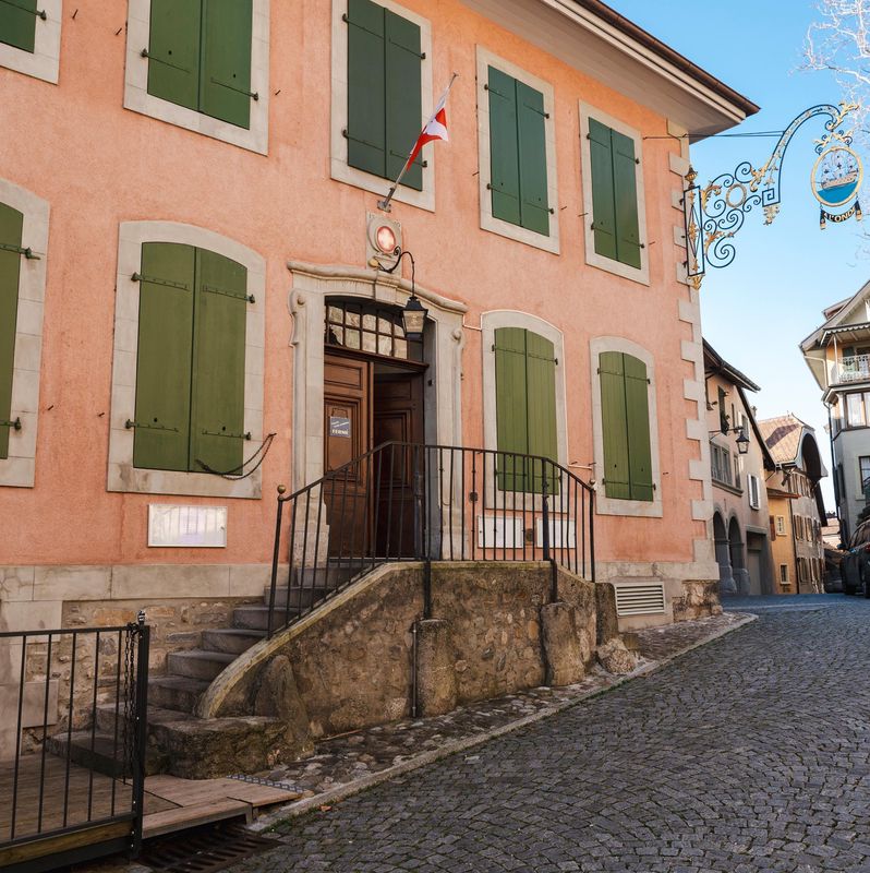 Façade de l’Auberge de l’Onde à Saint-Saphorin, fermée ce mercredi 5 février 2025, avec des volets verts et une enseigne suspendue.