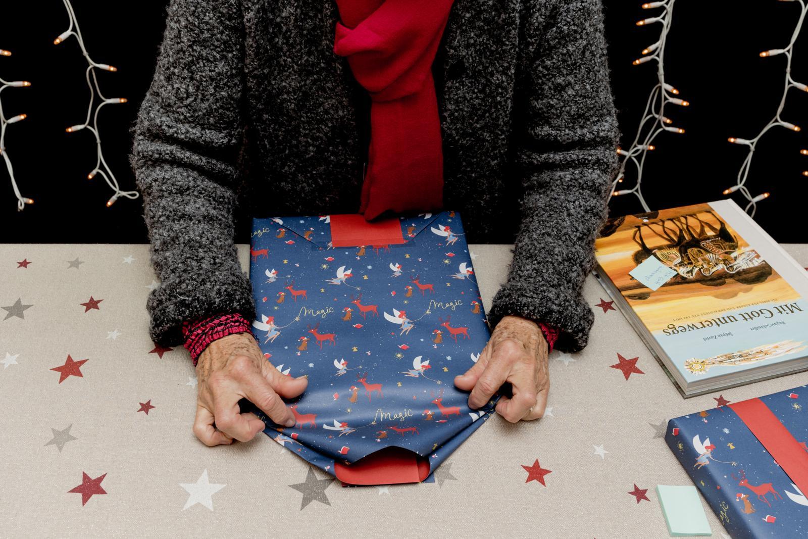 Im Hinterhof: Um Schlangen im Laden zu vermeiden, packt man hier Geschenke im Päcklizelt ein.