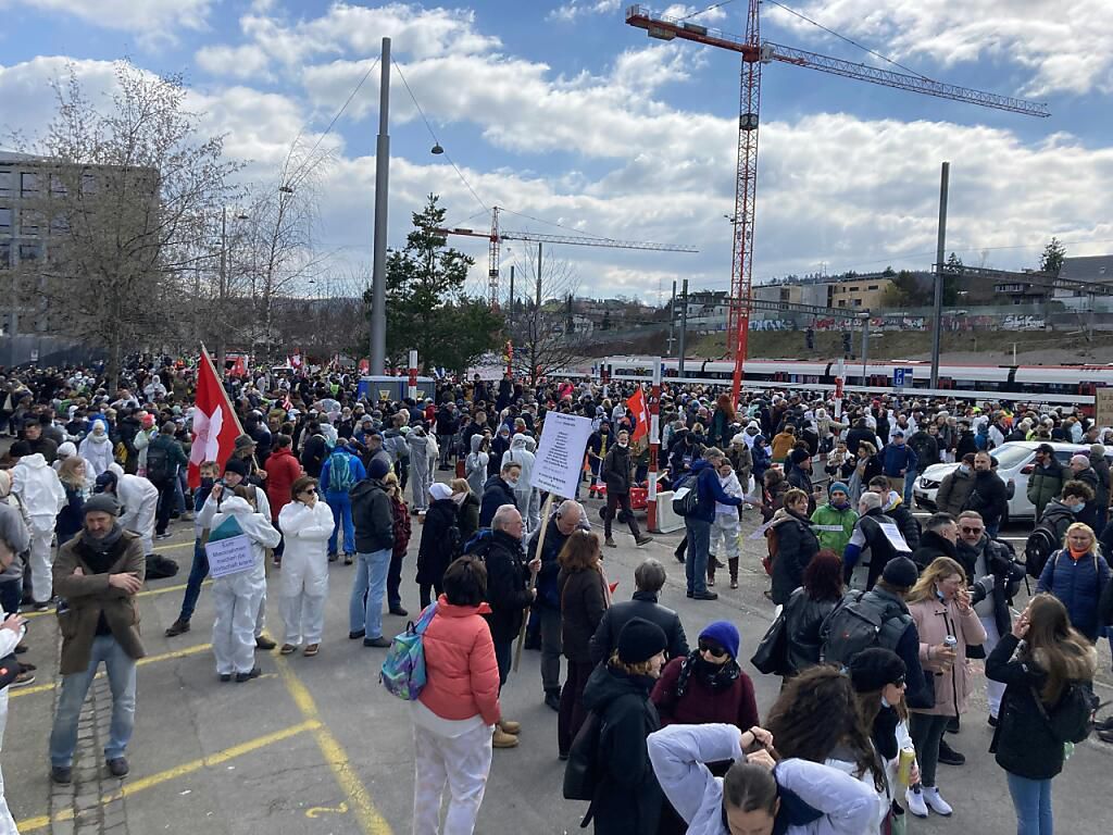 Plus de 3000 personnes se sont rassemblées près de la gare de Liestal pour une marche de protestation contre les mesures anti-Covid.