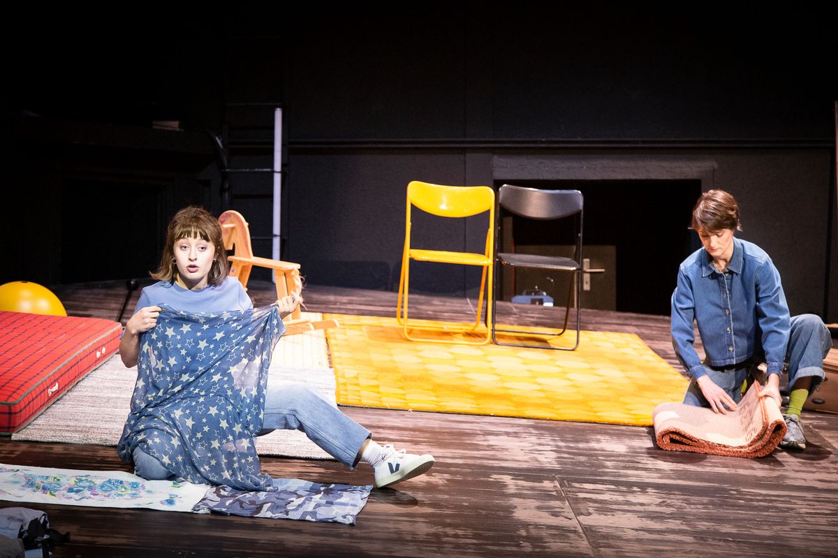 ET SOUDAIN MIRNA - une pièce mise en scène par Nicole Seiler, avec Bénédicte Amsler Denogent et Lucie Zelger. Le Poche Genève, le 02 mars 2024. ©Dorothée Thébert Filliger