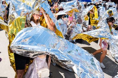 It's going to be hot today: Swifties have been waiting for hours in the hot sun to get into the Letzigrund Stadium before the concert.