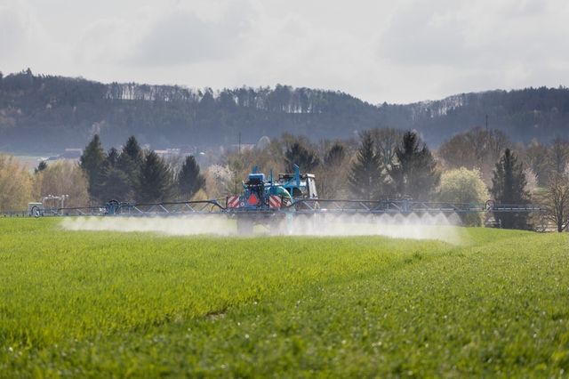 Les distances de sécurité que doivent respecter les paysans qui sprayent des pesticides sont très peu contrôlées, selon KPMG.
