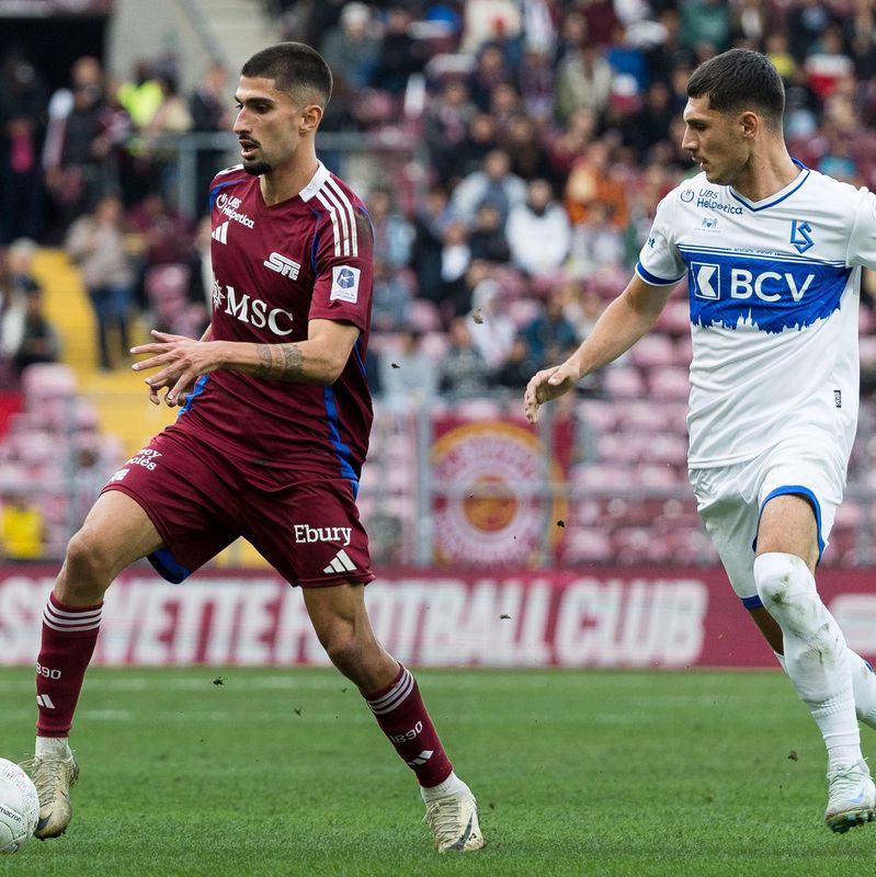 Alexis Antunes, le Servettien, à la lutte avec un Lausannois.