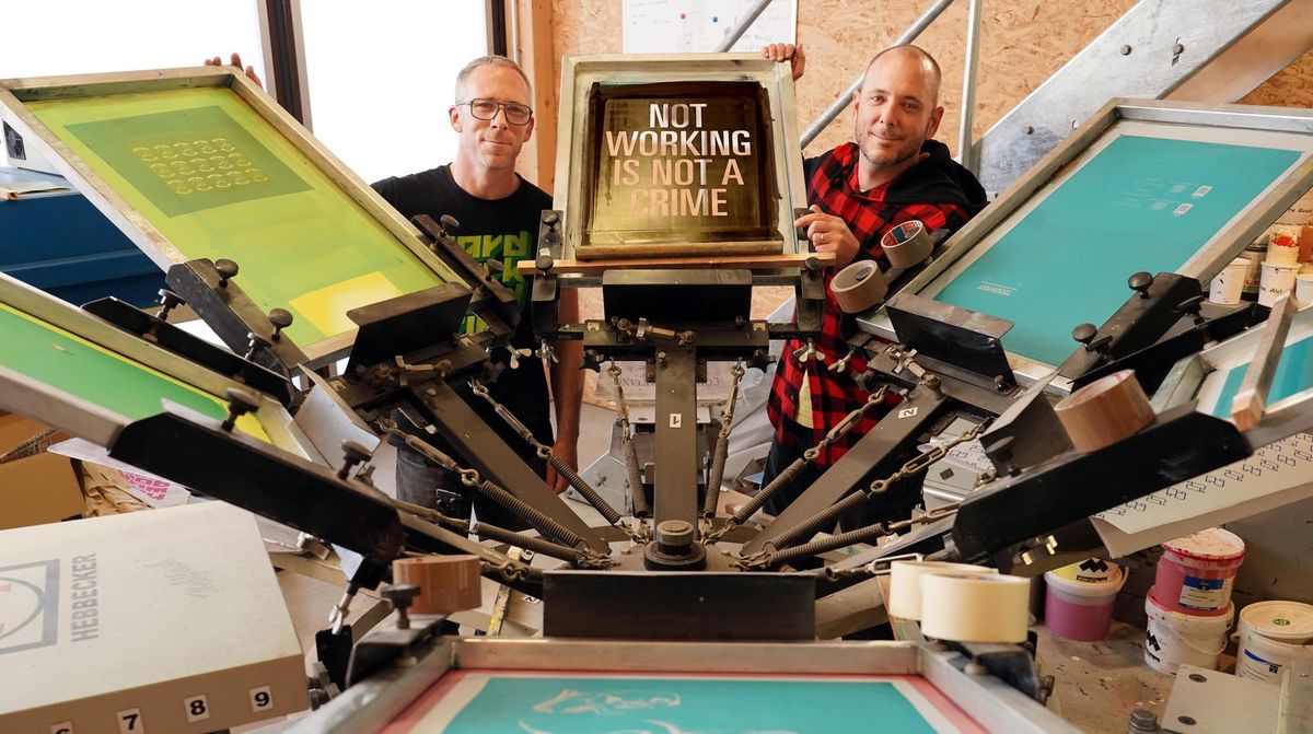 Julien, 41 ans et son frère Dimitri, 39 ans. Au centre, le pochoir «Not working is not a crime», slogan qu’ils impriment sur des chaises longues colorées.