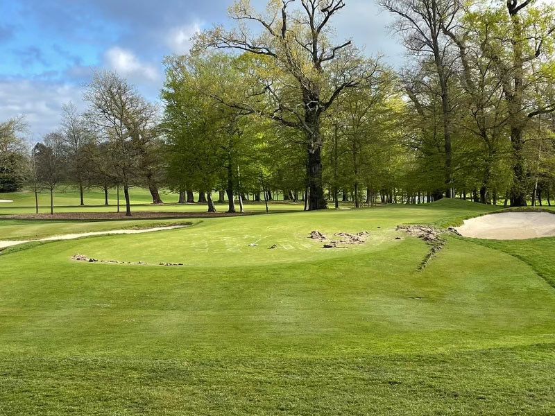 Suisse, Genève, avril 2023. Le golf de Cologny a reçu la visite nocturne de militants pour climat. Par leur action radicale ils dénoncent l'un des  sports le plus polluant. Une action revendiquée par un groupuscule nommé "Grondement des Terres". Les activistes ont creusé des trous pour y planter des légumes et pommes de terre, les greens ont été labourés et le gazon tagué.