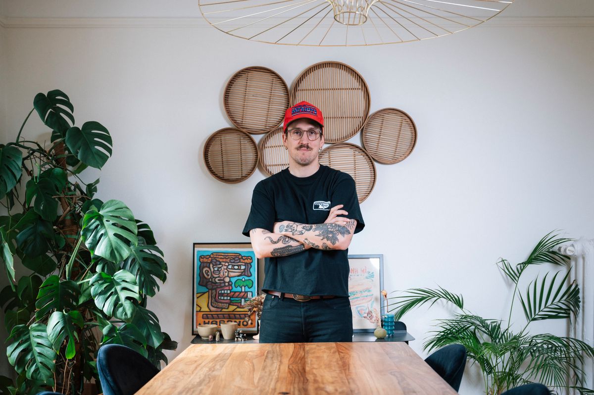 L'humoriste Yoann Provenzano, instigateur et programmateur de ce nouveau plateau de stand-up veveysan, "Les Plaisanteries du Cep d’Or à Vevey". Ici photographié chez lui. (Marie-Lou Dumauthioz/24heures) 