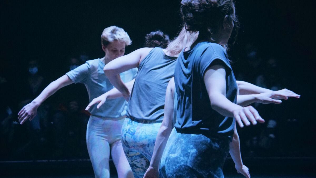 Noémi Alberganti, Aïcha El Fishawy, Bérénice Fischer, Erin O’Reilly et Luisa Schöfer performent