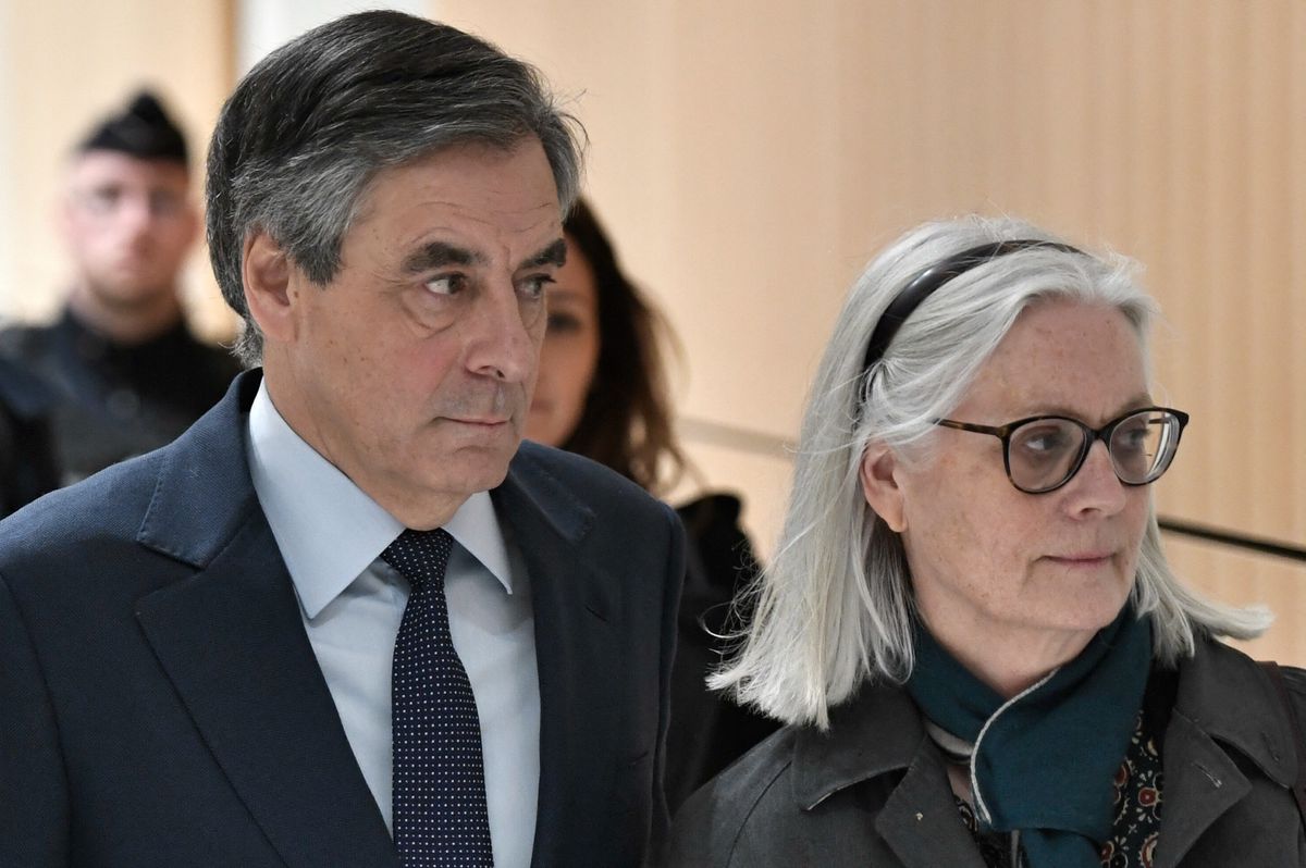 François Fillon et son épouse Penelope arrivent au palais de justice de Paris le 27 février 2020 pour l'audience de leur procès concernant des accusations de détournement de fonds.
