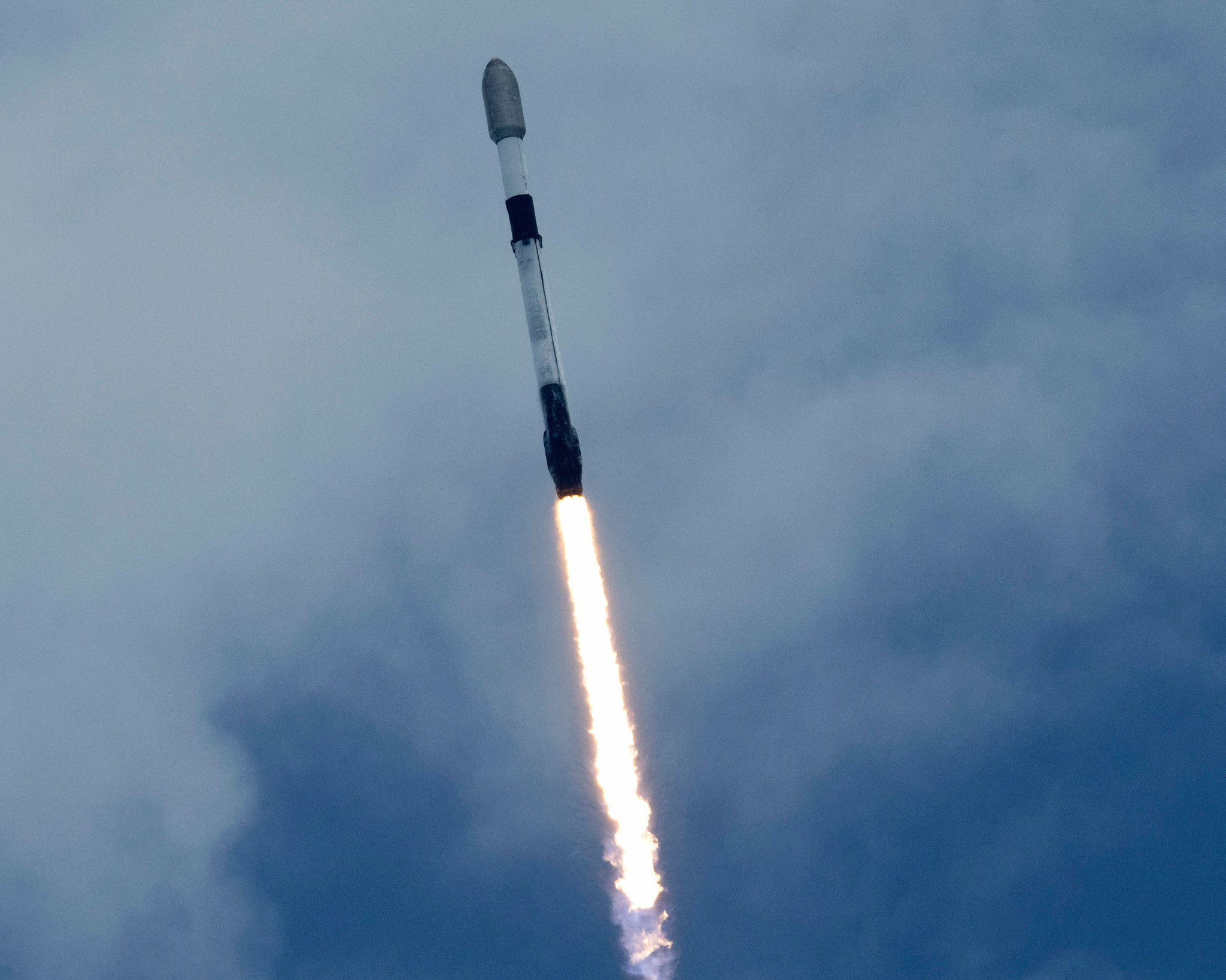 Une fusée SpaceX Falcon 9 décolle depuis Cap Canaveral en Floride, transportant 22 satellites Starlink, le 23 juin 2024.