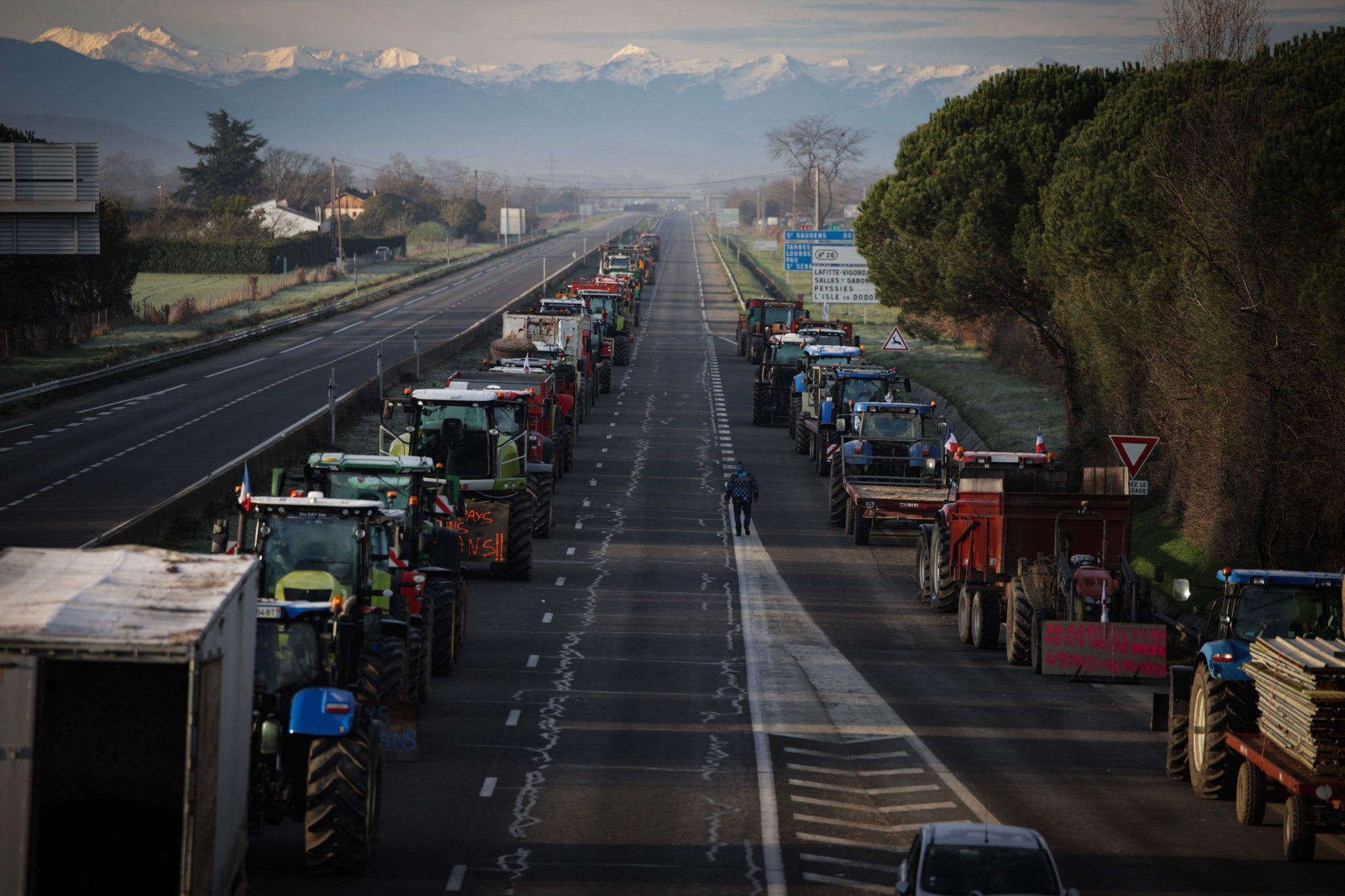Farmers block the A64 highway, in protest against taxation and declining income, near Carbonne, south of Toulouse, on January 22, 2024. Since January 18, 2024, farmers have been blocking the A64 motorway in Carbonne near Toulouse. In France, as elsewhere in Europe, there has been an increasing number of farmers' demonstrations in recent weeks. (Photo by Valentine CHAPUIS / AFP)
