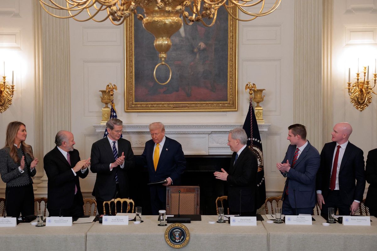 Le Président Donald Trump au sommet sur les actifs numériques à la Maison-Blanche, entouré de dirigeants du secteur de la cryptomonnaie, à Washington DC, le 7 mars 2025.