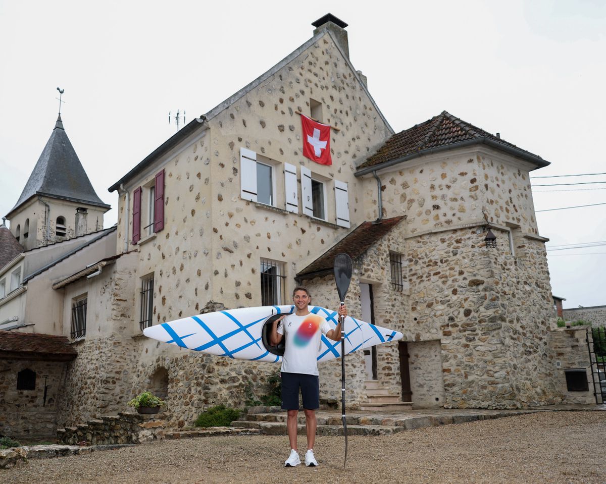 Portrait du kayakiste suisse de slalom Martin Dougoud en marge des Jeux Olympiques de Paris 2024, le mardi 23 juillet 2024, a Carnetin en France (Bastien Gallay / GallayPhoto)