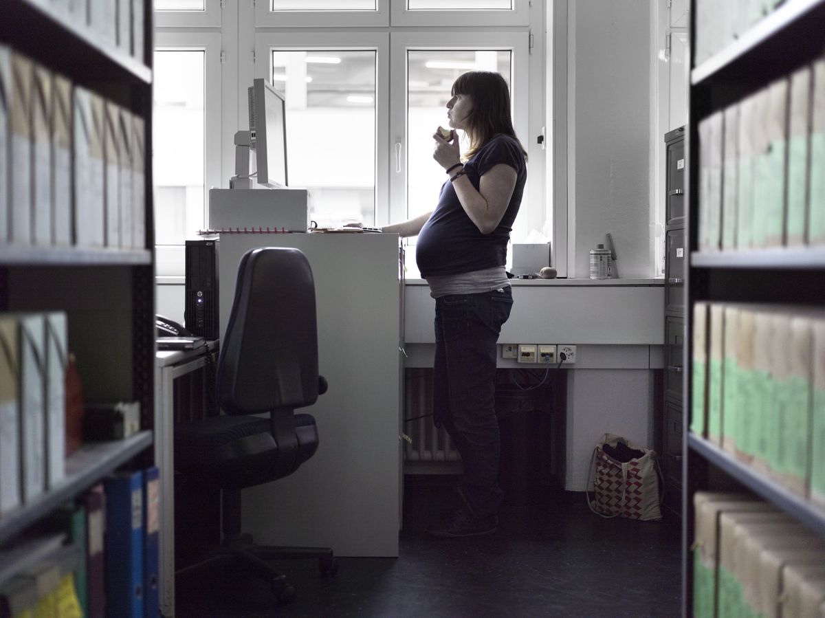 Une femme enceinte de près de 9 mois au travail dans un bureau zurichois, en janvier 2014.