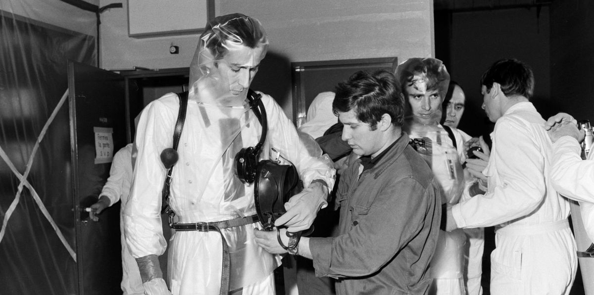 Le 29 janvier 1969, le personnel d'exploitation portant des équipements de protection contre les radiations entre dans la caverne du réacteur nucléaire de Lucens après l'accident du réacteur.