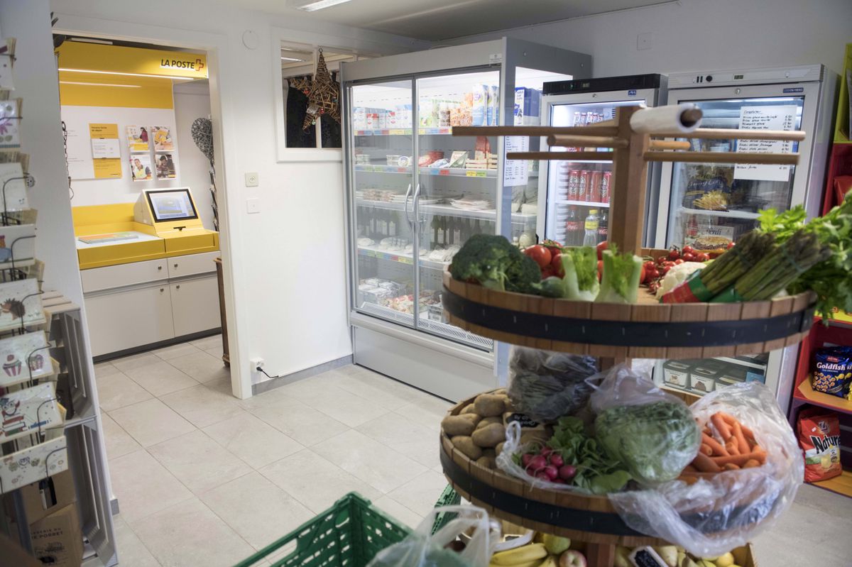 CONCISE LE 14 MAI 2018.Sonia Bühler tient l'épicerie du village avec agence postale.L'agence postale va être supprimé fin mai. © (24 HEURES /Jean-Paul Guinnard)