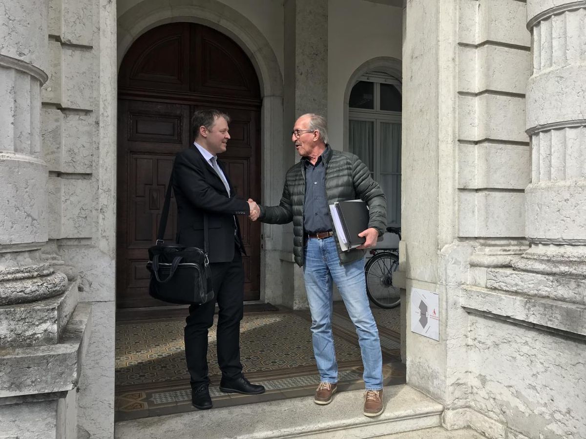 Schläfli habe seinen Online-Kommentar weder auf Funiciello persönlich noch auf ihre Mitstreiterinnen auf dem Foto bezogen, sondern lediglich auf die politische Aktion, argumentierte Schläflis Verteidiger Claude Wyssmann (links).