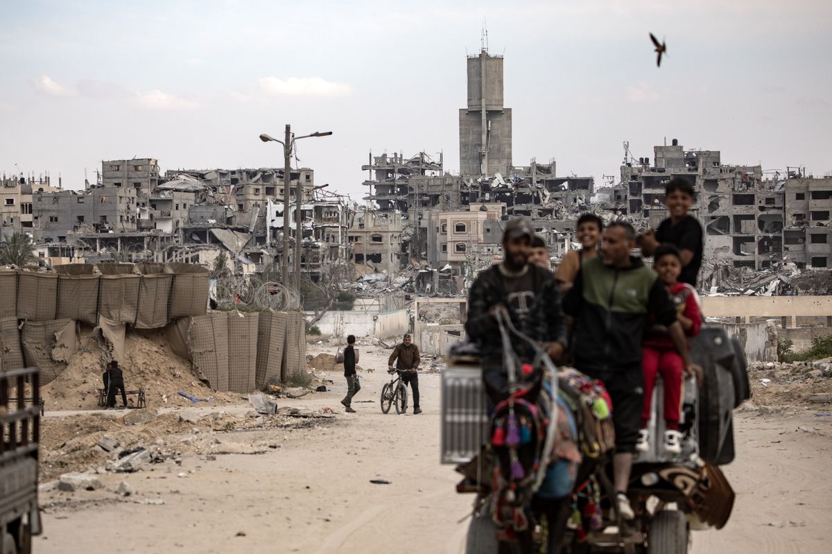 Après l’annonce du retrait de l’armée israélienne ce dimanche, les Palestiniens déplacés ont commencé à revenir à Khan Younès.