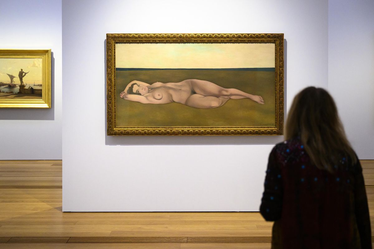 Une personne regarde la peinture ’Femme nue couchée sur le sable, 1921’ de Felix Vallotton lors d’une exposition au MCBA à Lausanne.