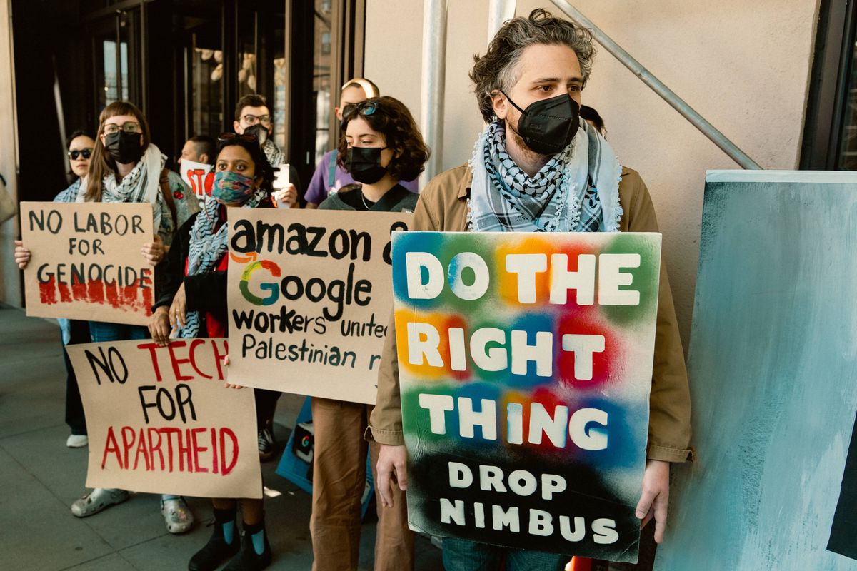 Angestellte von Techfirmen protestieren am 16. April 2024 vor den Google-Büros in New York gegen die Lieferung von Spionageinstrumenten an Israel.