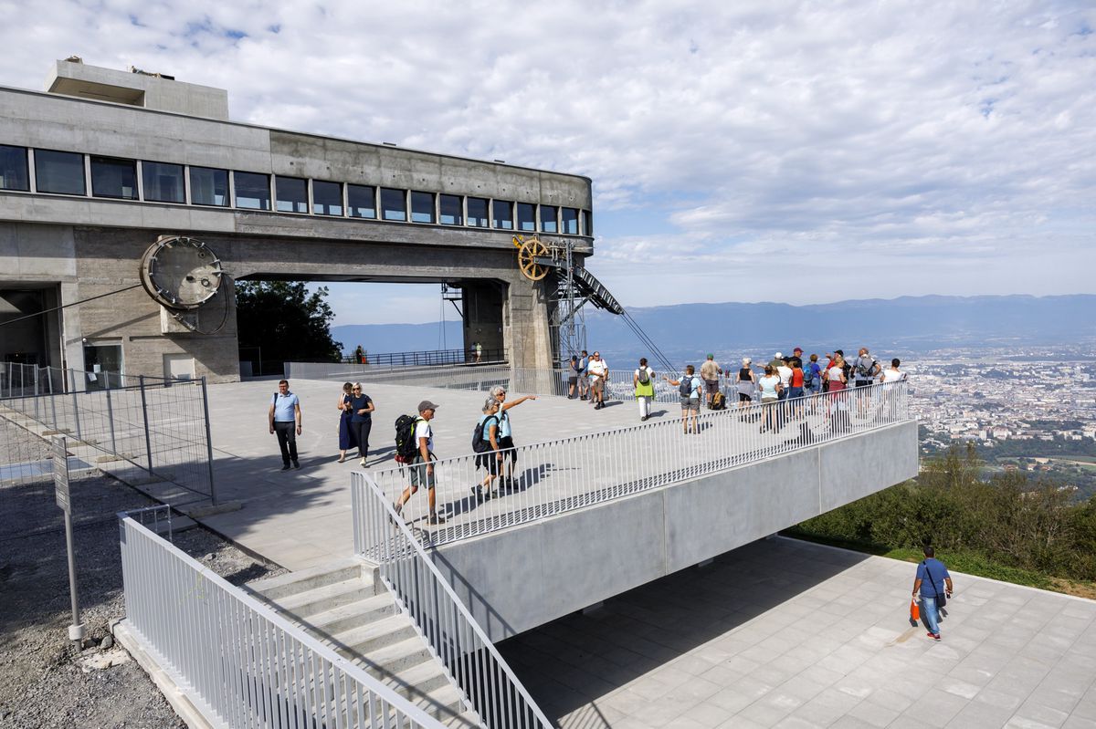Des personnes profitent des installations de la gare de d'arrive du telepherique du Saleve lors de sa reouverture, ce mardi 12 septembre 2023 a Etrembieres (France) pres de Geneve. Le telepherique du Saleve reouvre ce jour au public apres deux annees de travaux pour une rehabilitation complete des deux gares. (KEYSTONE/Salvatore Di Nolfi)