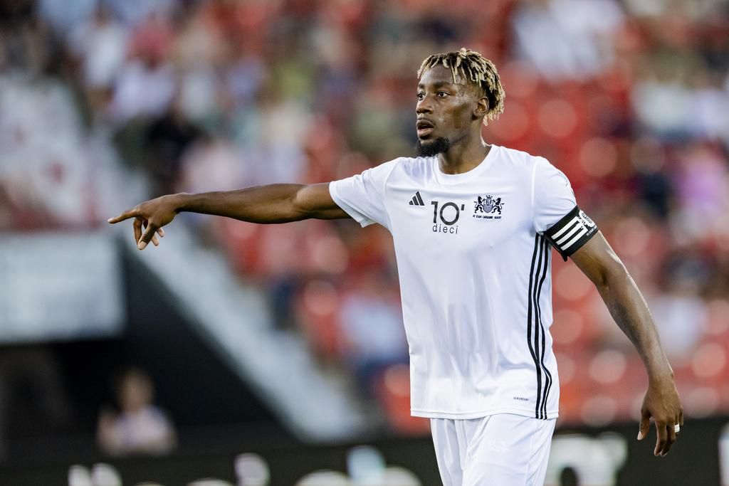 Rayan Kadima, joueur du FC Stade Lausanne Ouchy, portant un brassard de capitaine, réagit lors d'un match de Challenge League contre Neuchâtel Xamax FCS au stade de la Maladière.