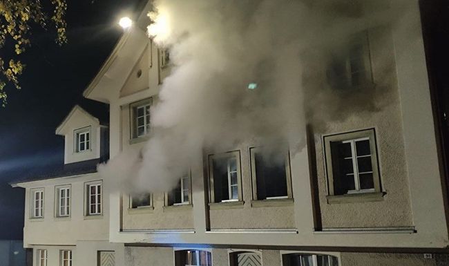 Wegen des Brandes in Amsteg mussten 19 Personen evakuiert werden. (18. November 2023)