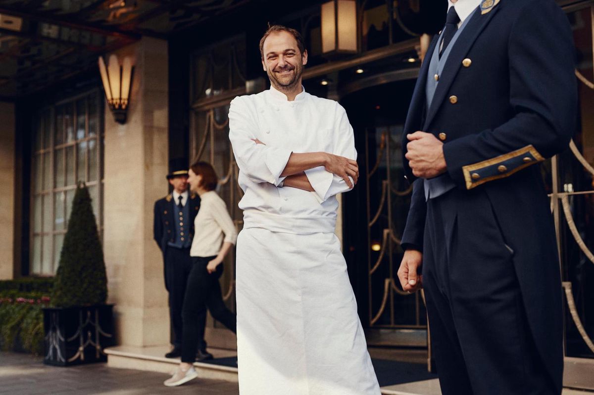 Le cuisinier suisse de renom devant le Davies and Brook, restaurant de l’hôtel de luxe londonien Claridge’s. 