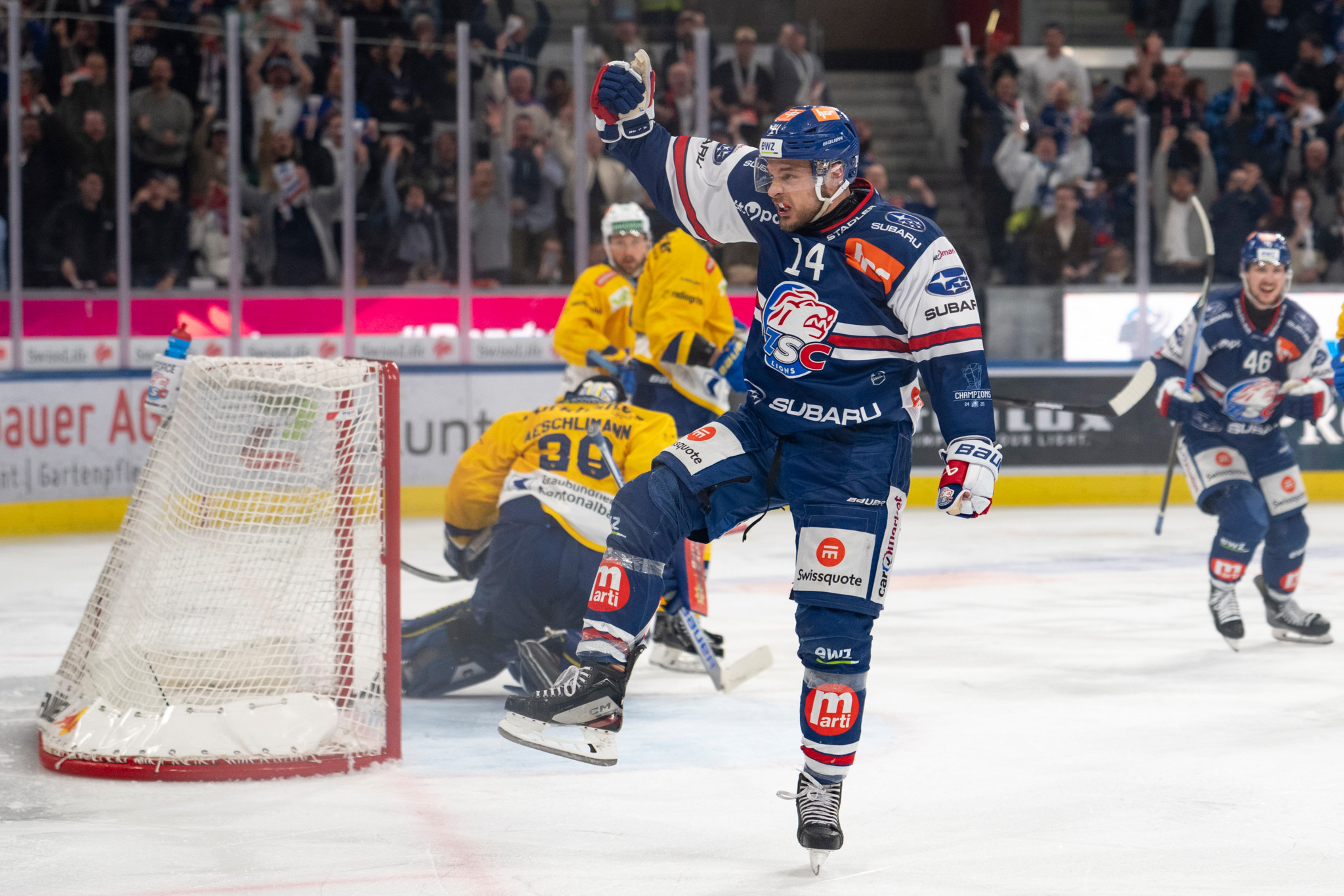 Chris Baltisberger (ZSC Lions) jubelt nach seinem Tor zum 2:1 im Playoff-Halbfinal gegen den HC Davos in der Swiss Life Arena.