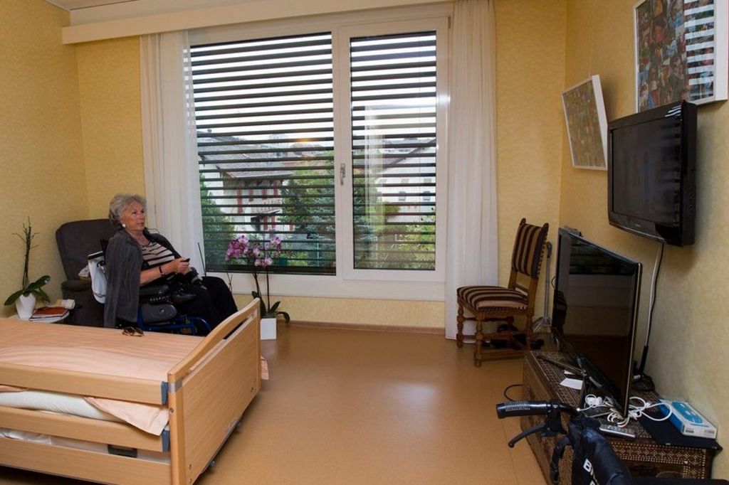 Pompiers et policiers offrent de l'eau aux seniors