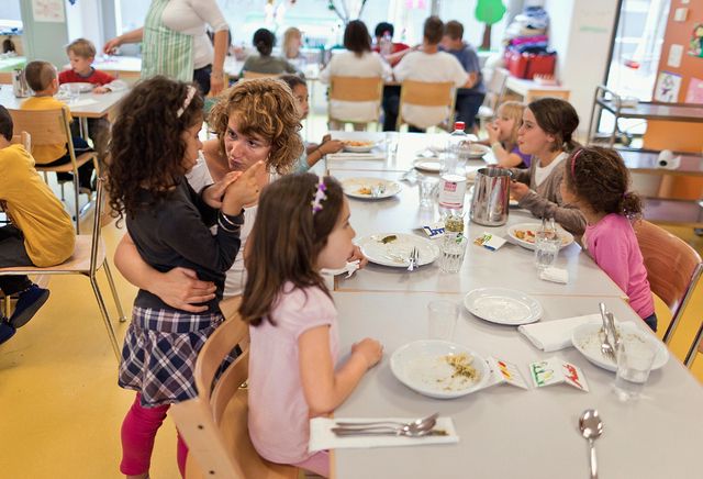 Les structures vaudoises d'accueil parascolaire comptent 10900 places. Le projet de nouvelle réglementation prévoit d'augmenter le nombre d'enfants par adulte.
