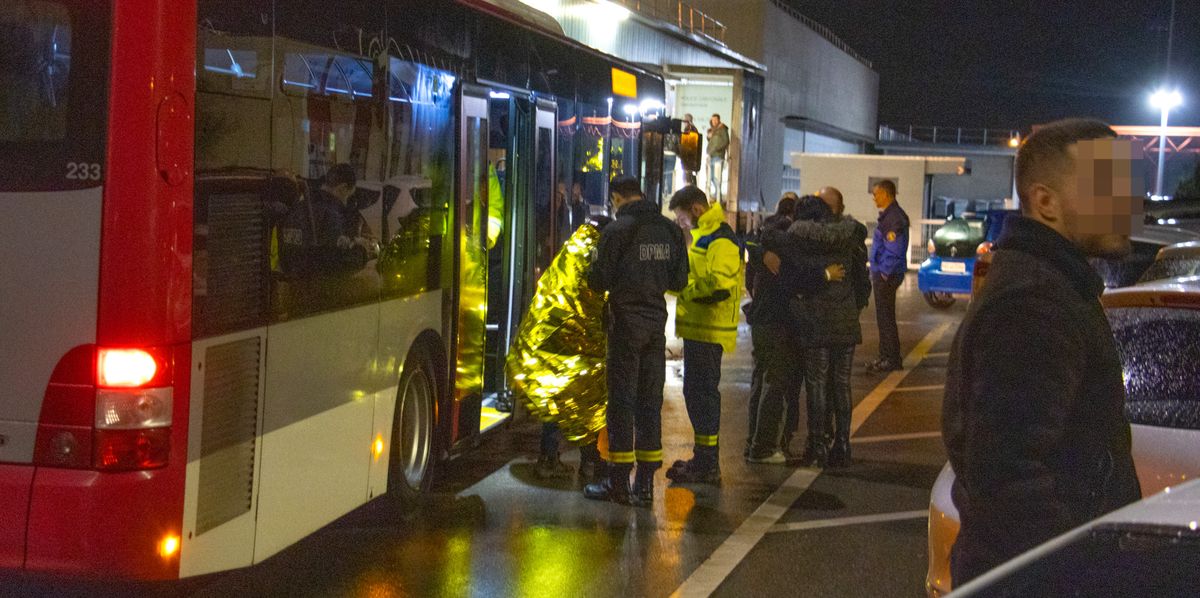 Des personnes prises en charge par des médecins après une prise d'otages dans un train entre Yverdon et Sainte-Croix