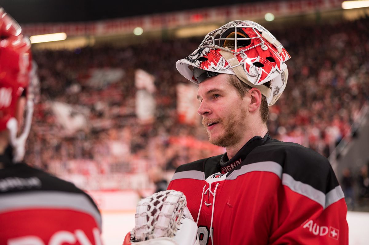 Joie du LHC apres la victoire 4-2, le gardien Connor Hughes (LHC), pendant l'acte 4 entre le Lausanne Hokey Club et les ZSC Lions comptant pour la finale du championnat de National League, le mardi 23 avril 2024 a la Vaudoise Arena, a Lausanne (Bastien Gallay / GallayPhoto)