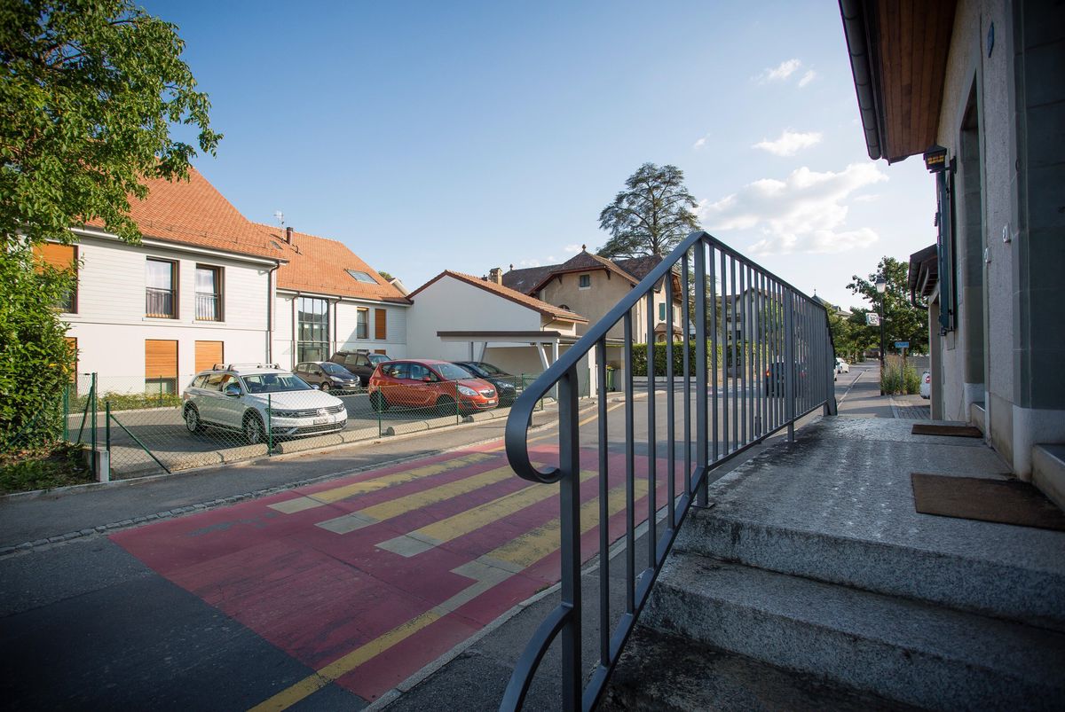 Constructions récentes et bâtiments en chantier à Soral, Genève, sous un ciel dégagé.