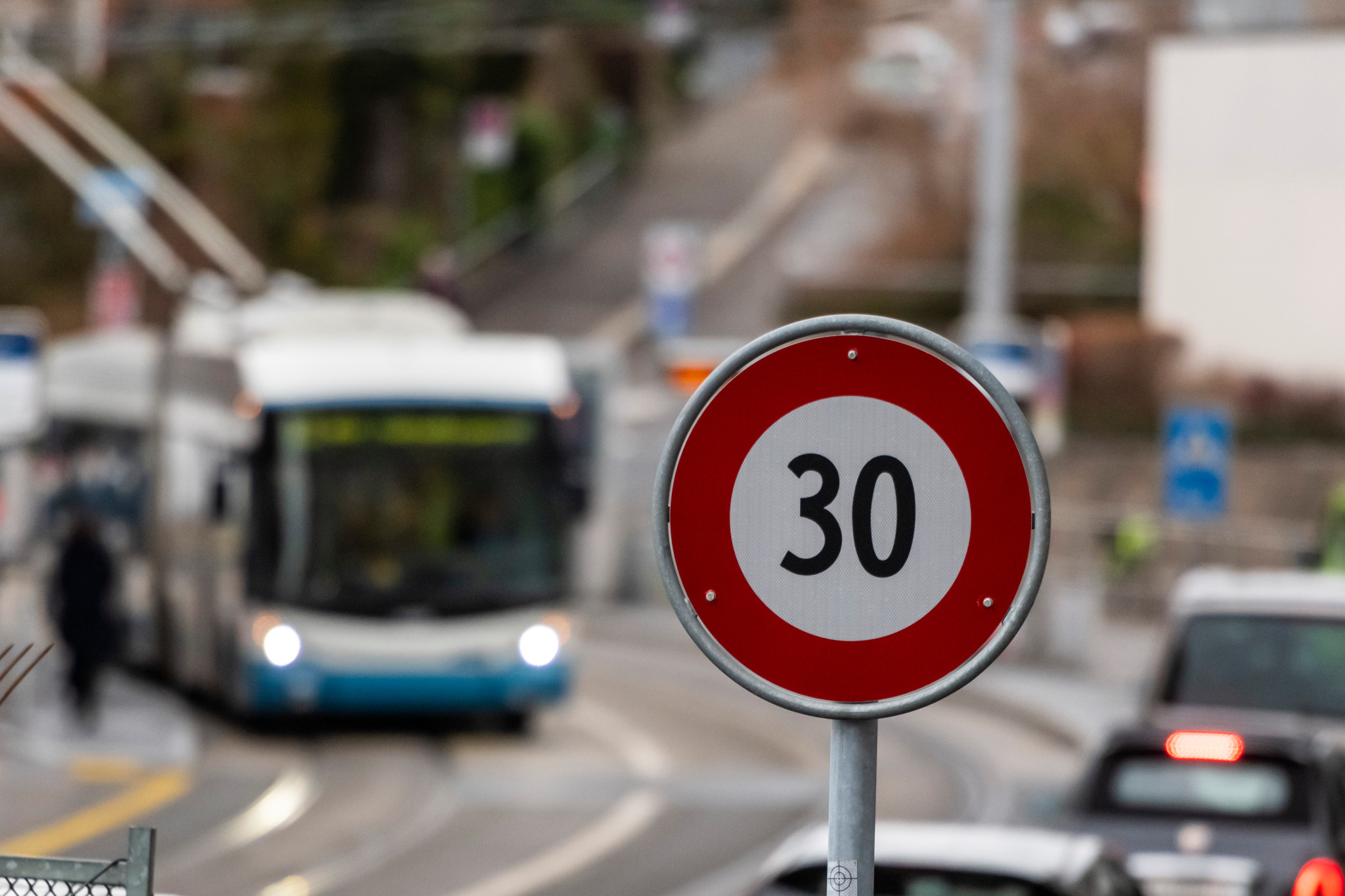 Blaues Verkehrsschild 30