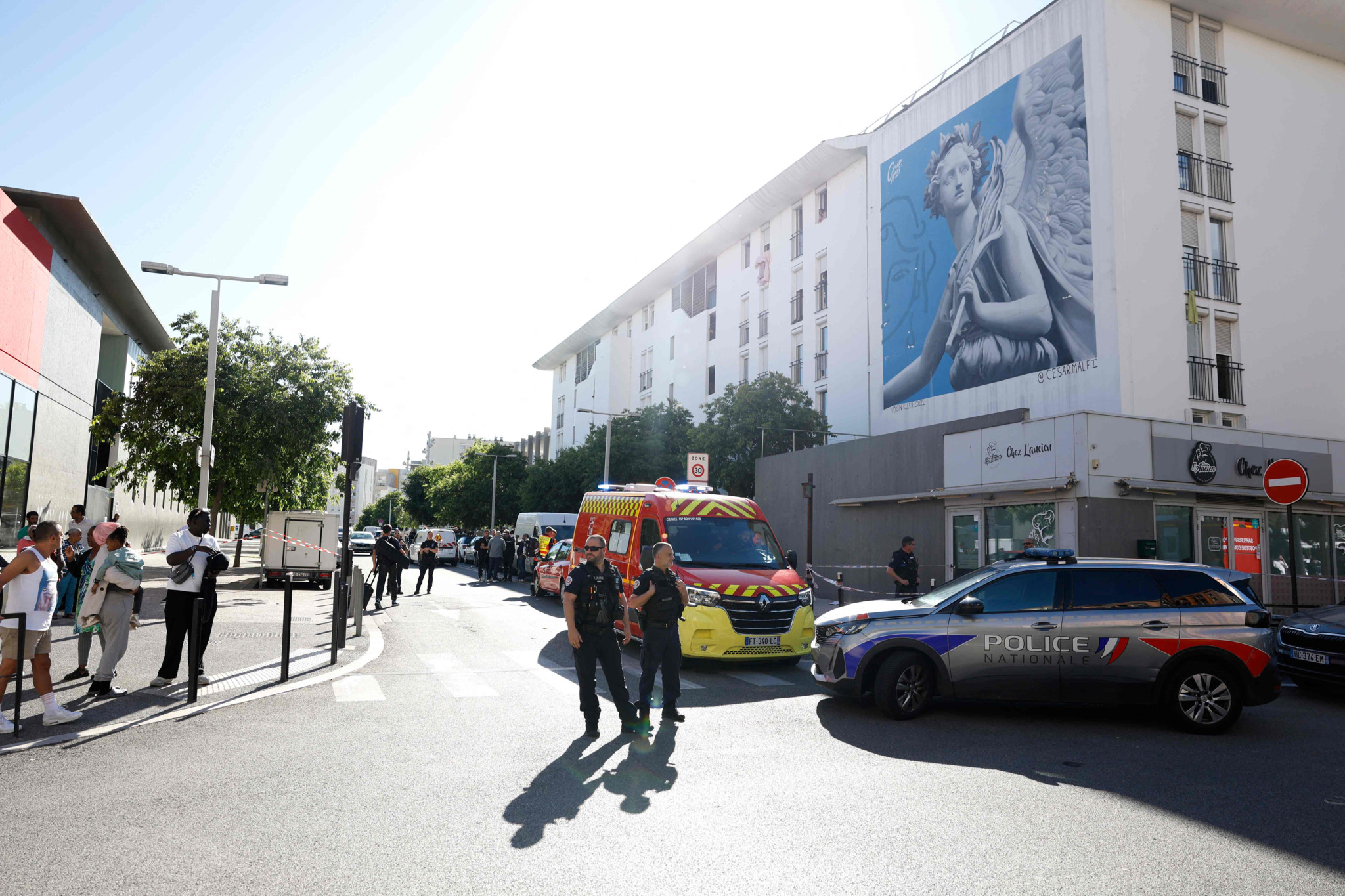 Fusillade en France: Un tireur à trottinette tue deux passants sur une terrasse de café à Nice