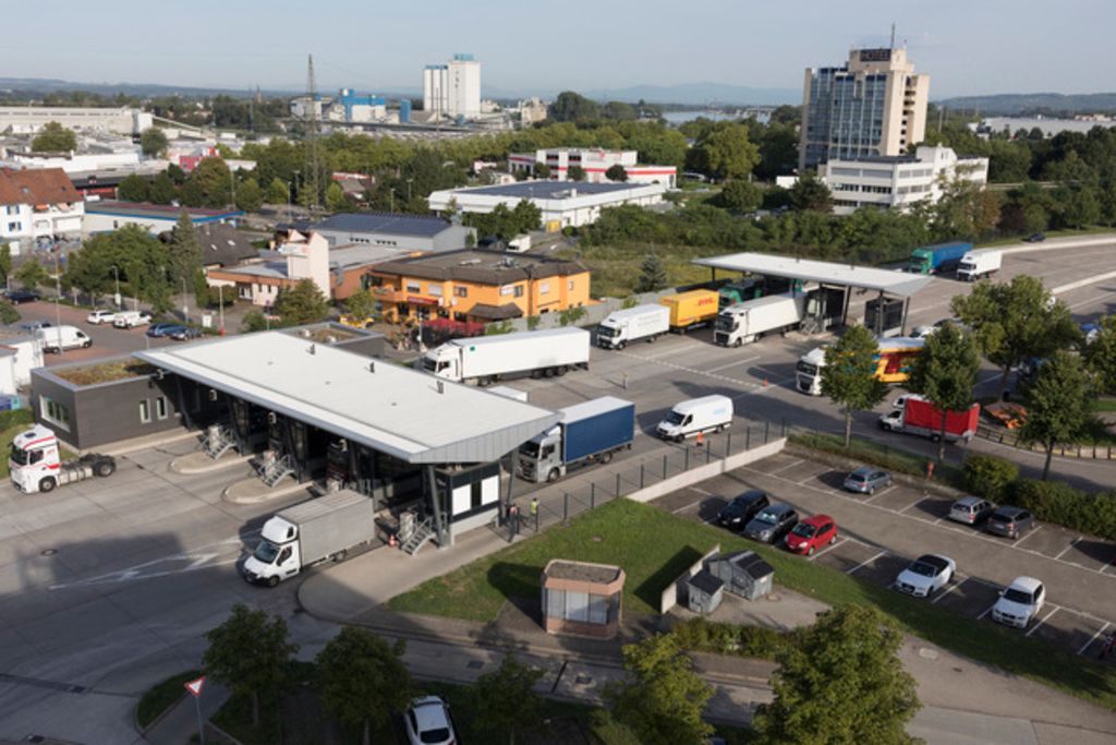 Les Britanniques étudient les douanes suisses