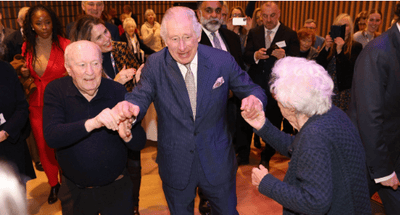 En pleine sortie officielle, Charles III s’éclate sur la piste de danse