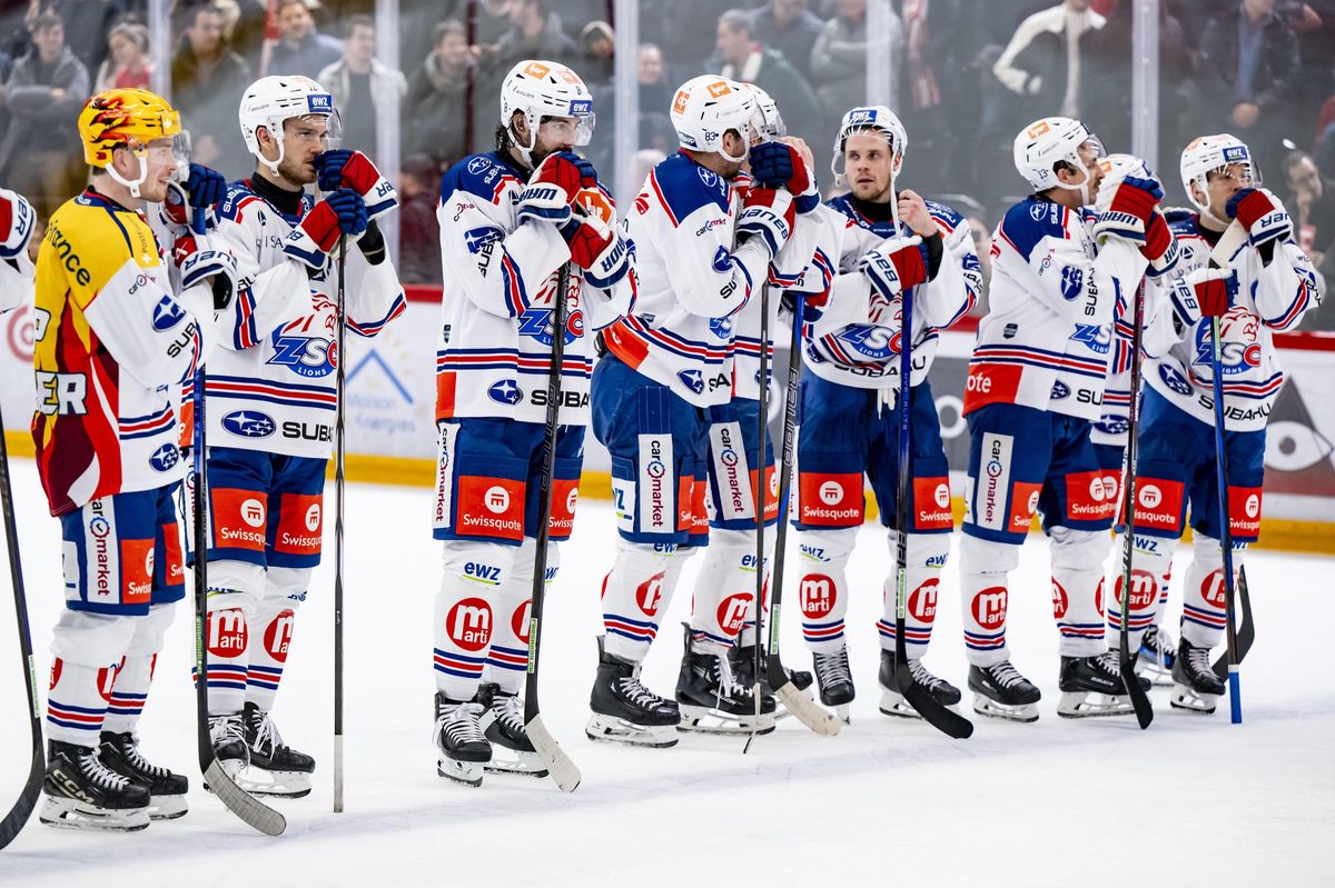 Deception des joueurs du FCZ lors du match du championnat suisse de hockey sur glace de National League entre Lausanne HC, LHC, et ZSC Lions le jeudi 14 novembre 2024 a la patinoire de la Vaudoise arena de Lausanne. (KEYSTONE/Jean-Christophe Bott)