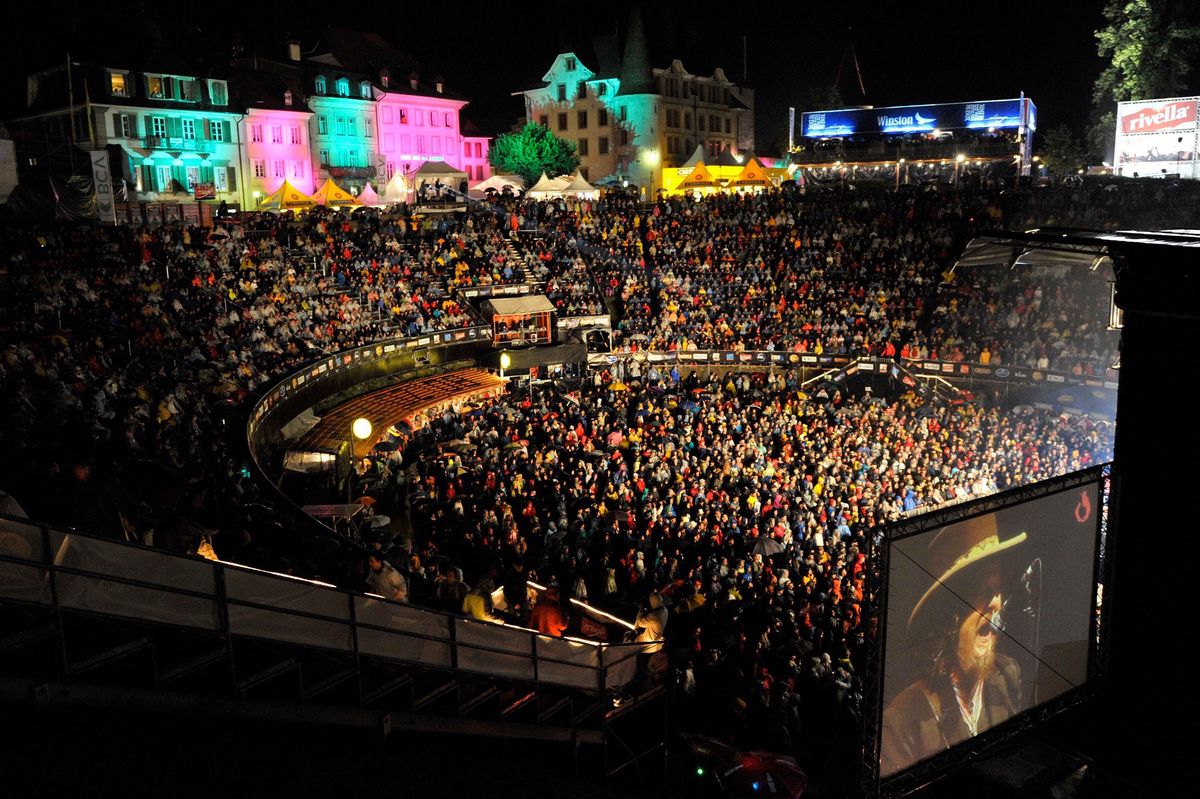 Le 12 août 2008, les fans de Zucchero sont restés en masse sous des trombes d’eau.