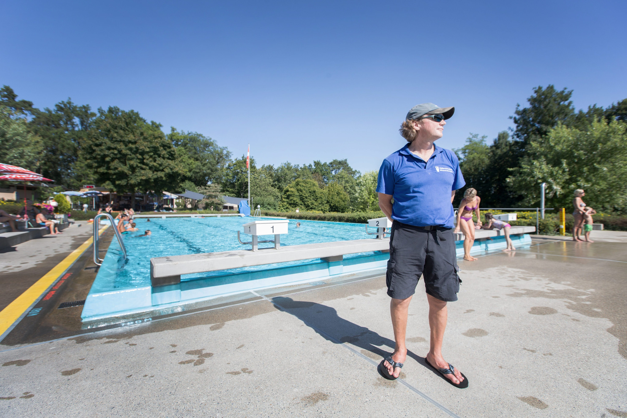 Wiesendangen, 05.08.2015.
Der Bademeister Arno Hausen, beobachtet die Schwimmgäste in der Badi Wiesendangen.

© Michele Limina