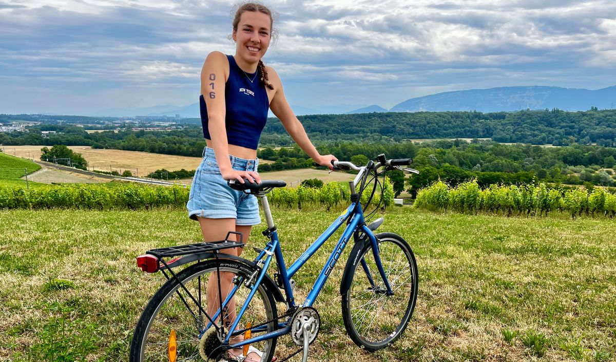 Rebecca Beti sur les hauteurs de Russin avec son biclou de ville, pratique pour se rendre à la gare de Satigny et rentrer du collège.