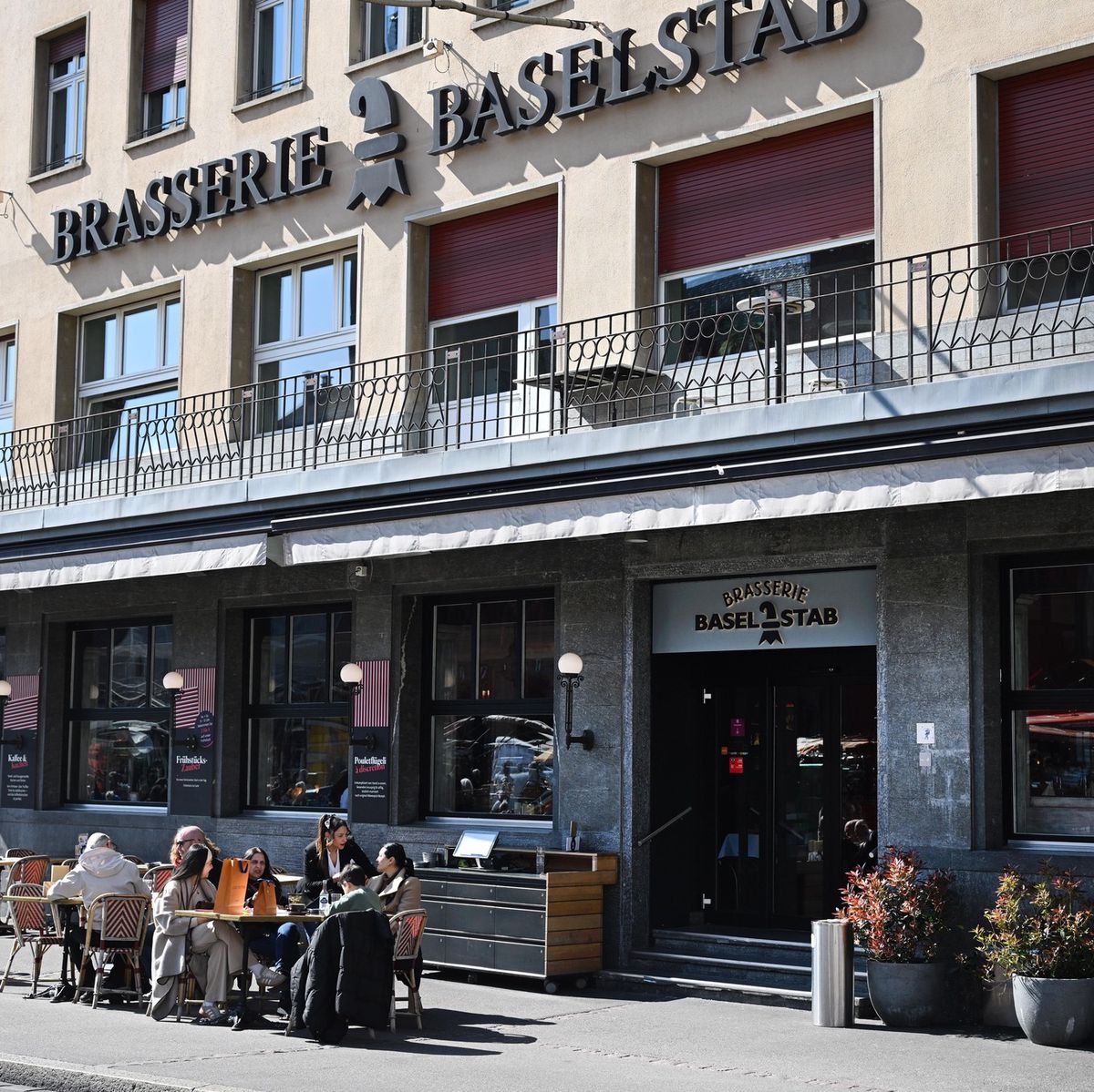 Gebäude am Marktplatz in Basel mit der Fassade der Brasserie Baselstab. Gebäude am Marktplatz in Basel mit der Fassade der Brasserie Baselstab.