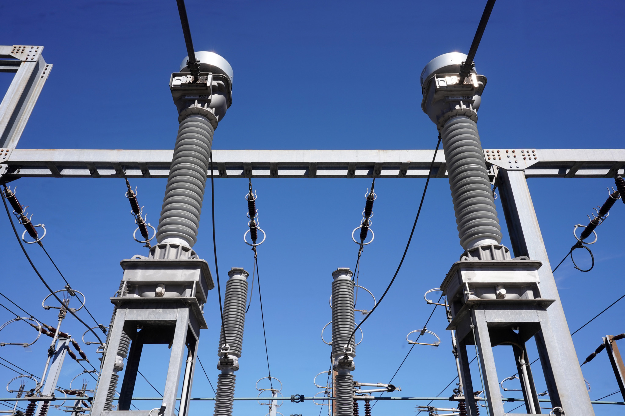 Poste de transformation électrique haute tension à Genève, installations SIG sous un ciel bleu.