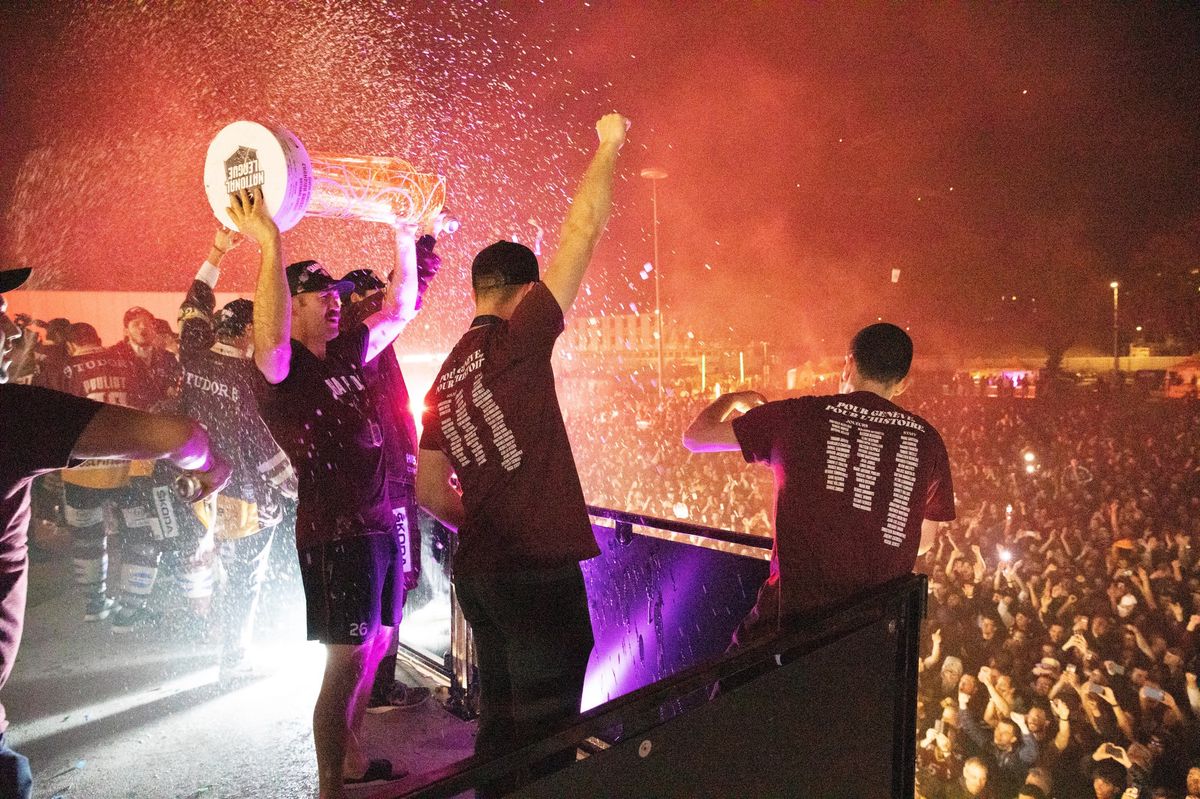 Les joueurs du Genève Servette HC viennent de remporter le titre de champion de Suisse pour la première fois. Ils sont célébrés par des milliers de personnes jusqu’à tard dans la nuit.