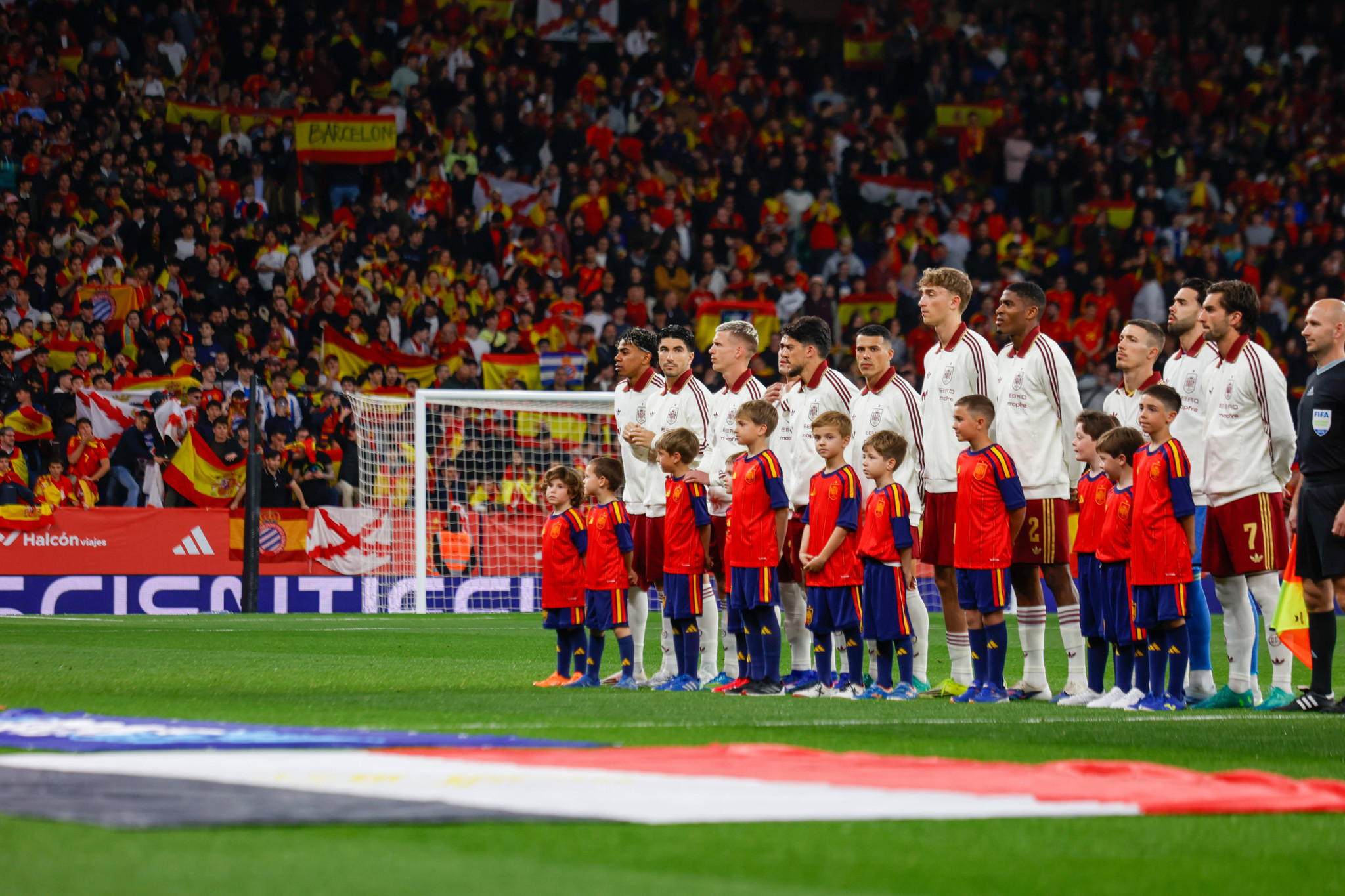 Eklat bei WM-Testspiel: Lamine Yamal wehrt sich gegen antimuslimische Gesänge in Barcelona