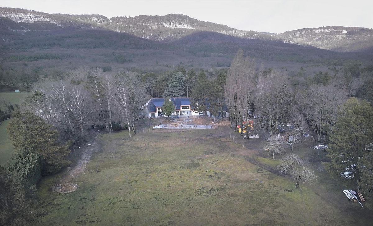 Le domaine de Boislande n’est plus propriété de la famille de Thierry Roussel, le quatrième et dernier époux de Christina Onassis. Les nouveaux propriétaires y réalisent des travaux.