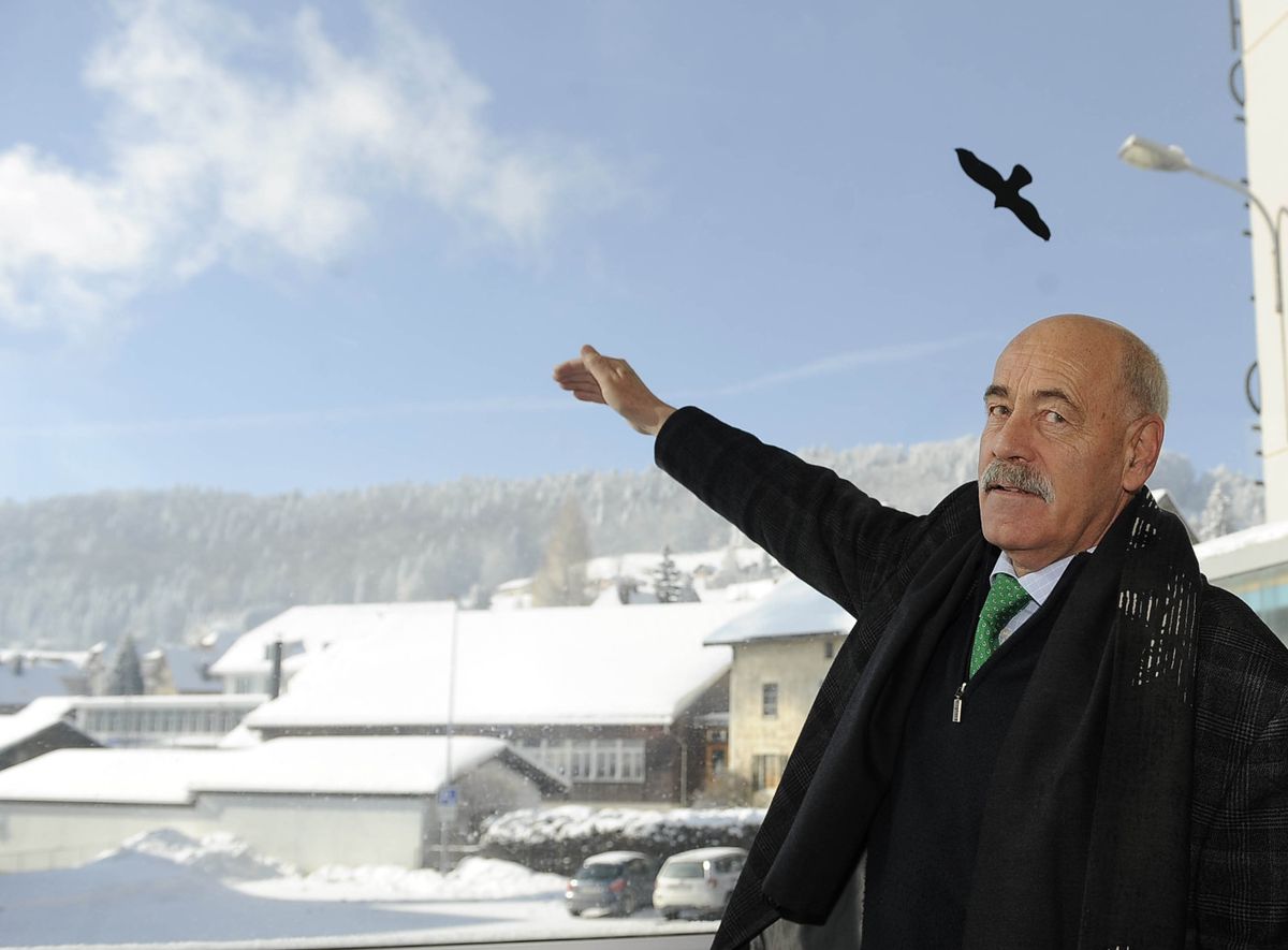 Sainte Croix le 5 Fevrier  2011.Votation consultative , sur l'installation d'éoliènne a St Croix .  (G a D ) Le syndic Franklin Thévenaz avec Pierre-Alain Urech directeur de romande énergie  . © Jean-Paul Guinnard.